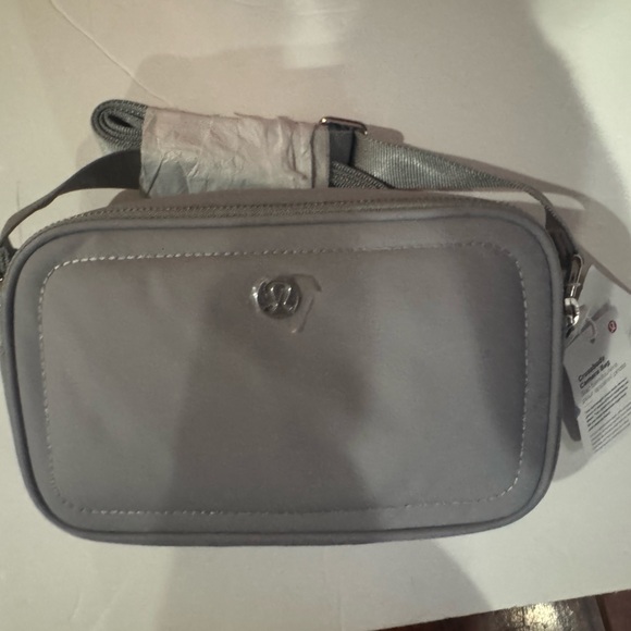 Lululemon Crossbody Camera Bag 2L NWT silver drop - Picture 3 of 3